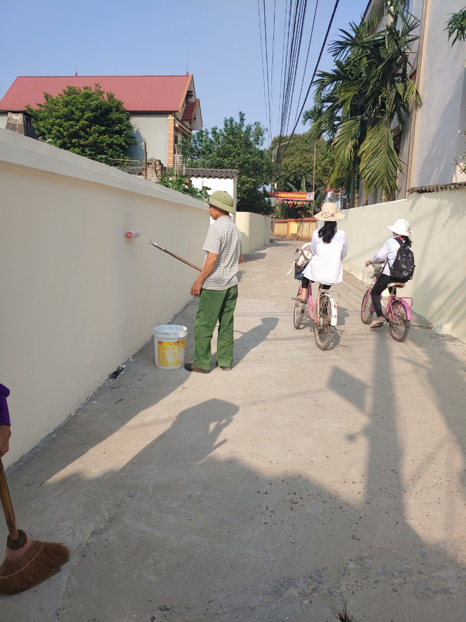 Các ngõ, xóm thôn Viên Châu tăng cường xây tường bao, chát tường, quét vôi, sơn làm đẹp tường nhà dân