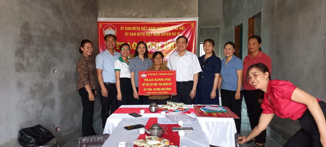 Lễ trao tặng kinh phí hỗ trợ xây nhà đại đoàn kết năm 2022 cho gia đình bà Mai Thị Che, thôn Vu Chu