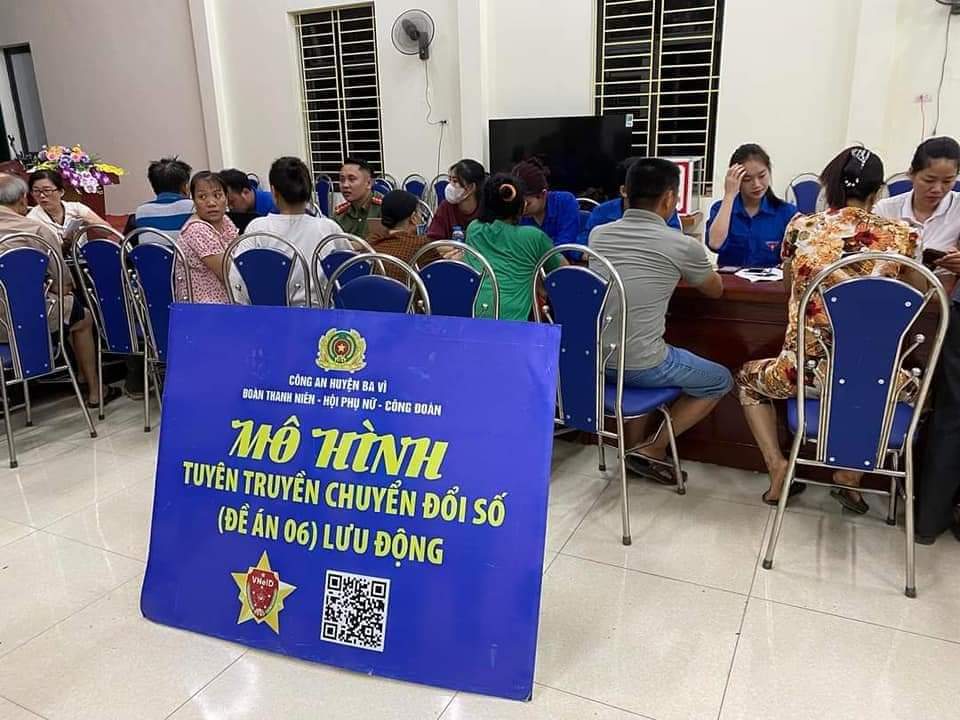 Đoàn TNCS Hồ Chí Minh xã Cổ Đô phối hợp Công an xã tuyên truyền, hỗ trợ nhân dân trong thực hiện Đề án 06